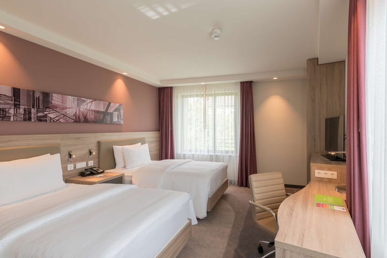 Bedroom 2, Hampton by Hilton Frankfurt City Centre East, Frankfurt am Main