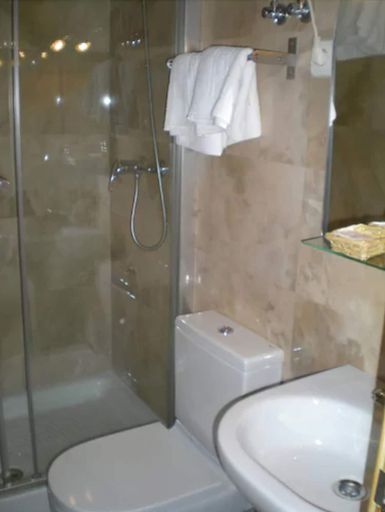 Bathroom, Hostal Moncloa, Madrid