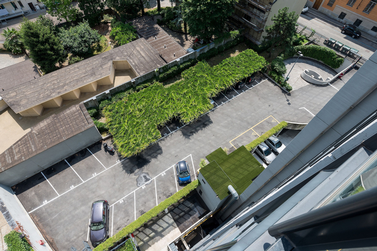 Exterior & Views 23