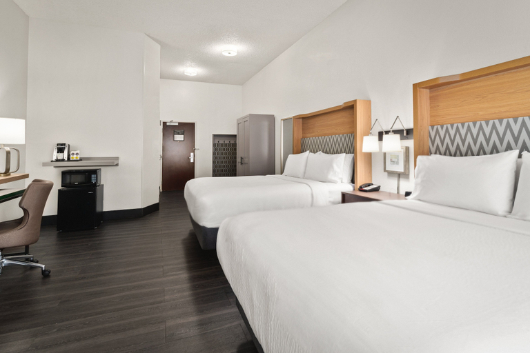 Bedroom 5, Holiday Inn & Suites BOTHELL by IHG, Snohomish