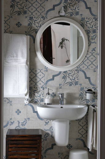 Bathroom 3, Le Cantinelle, Napoli