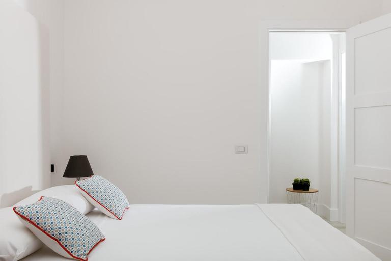 Bedroom 4, Fuorlovado 40, Napoli