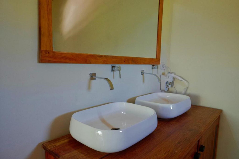 Bathroom 5, Emeraude Lodge, Diana