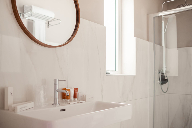 Bathroom 5, The Barrister