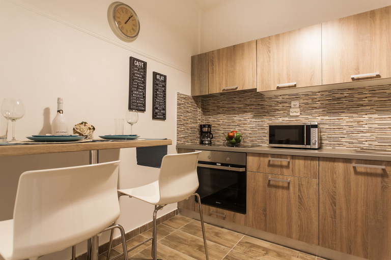 Food & Drinks, Big Central Metro Station Apartment 1, Attica