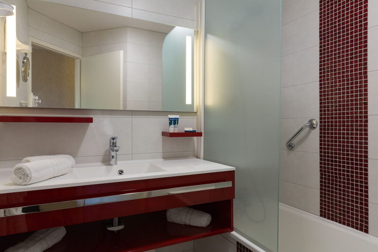 Bathroom 4, Logis Hotel l'Arc en Ciel, Haute-Savoie