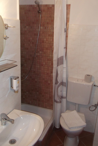 Bathroom 4, Helios Hotel Pension, Budapesti