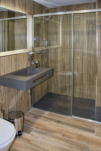 Bathroom 3, Aparthotel Essenzia de Castilla, Burgos