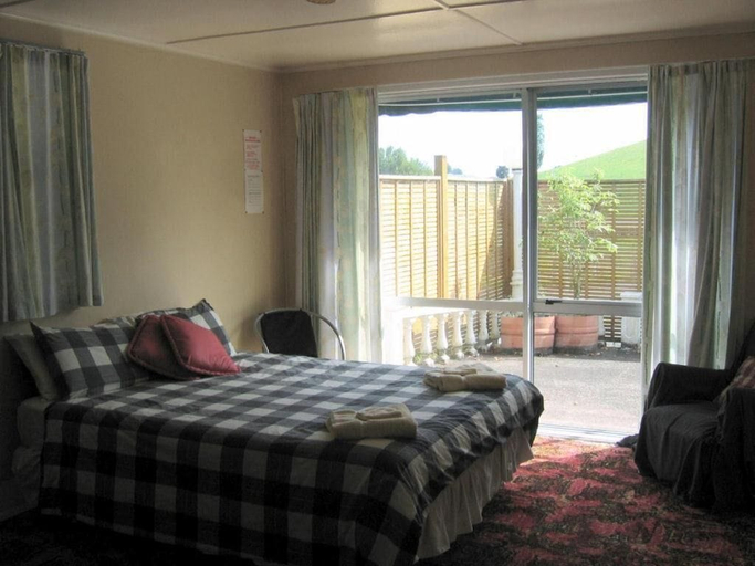 Bedroom 2, Glowworm Motel, Waitomo
