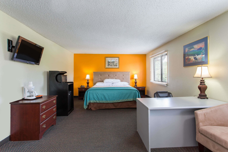 Bedroom 3, Super 8 by Wyndham Greensboro/Coliseum/Conv., Guilford