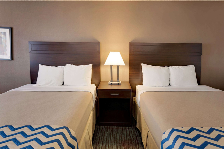 Bedroom 5, Travelodge by Wyndham Aberdeen, Grays Harbor