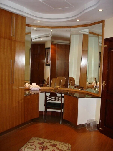 Bathroom 4, Kosmos Manor, Bojanala