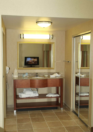 Bathroom 4, Hampton Inn & Suites Blairsville, Indiana