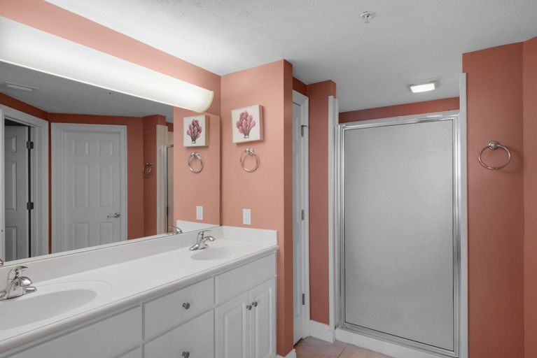 Bathroom, Treasure Island 1601, Bay