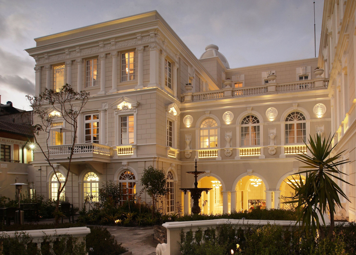 Exterior & Views