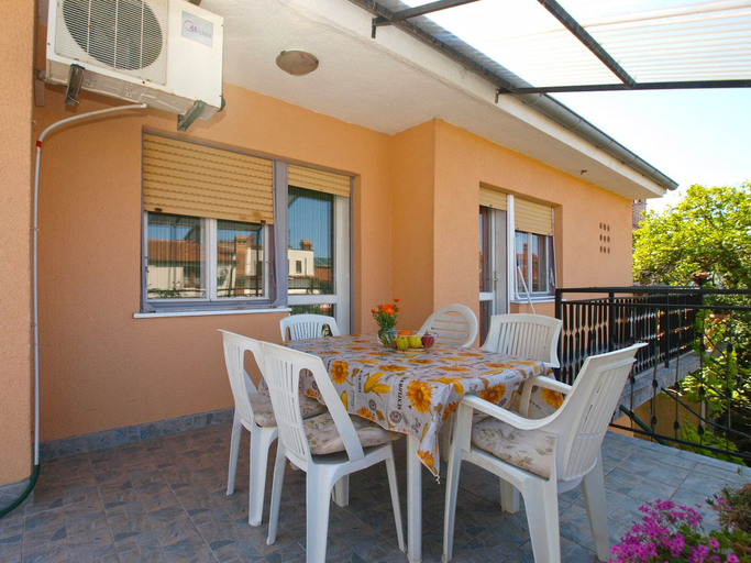 Others 4, Apartment 686, Pula