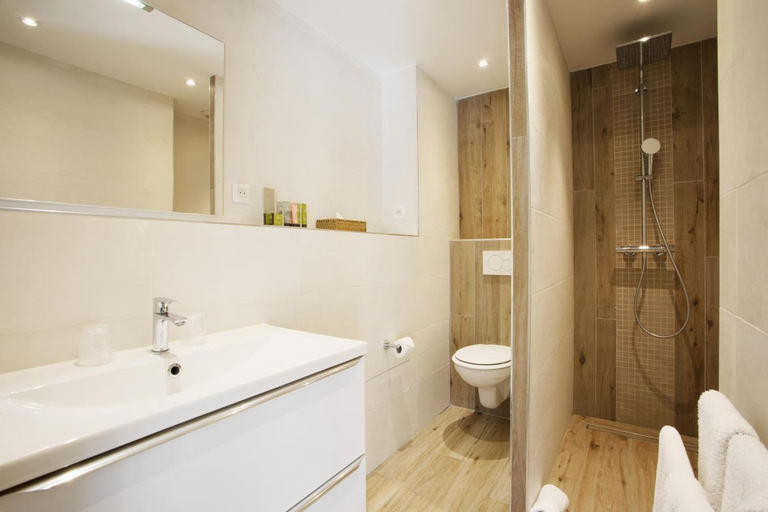 Bathroom 5, Hotel La Bastide De Valbonne, Alpes-Maritimes