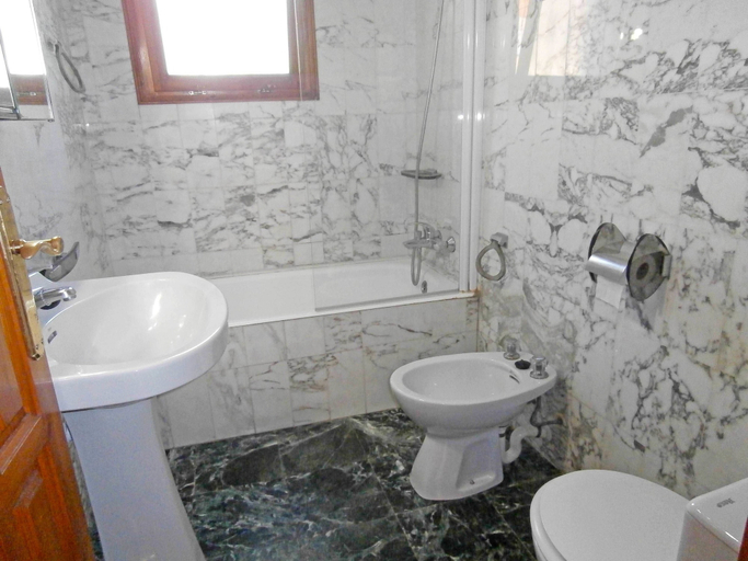 Bathroom, Apartment Alier, Girona