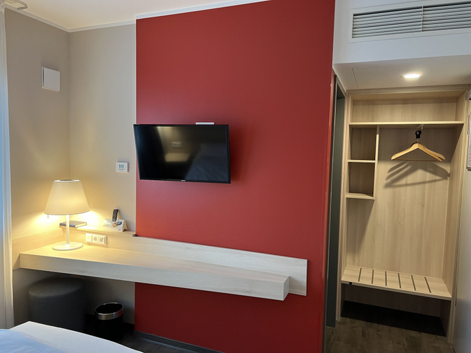 Bedroom 4, Serways Hotel Lüneburger Heide West, Heidekreis