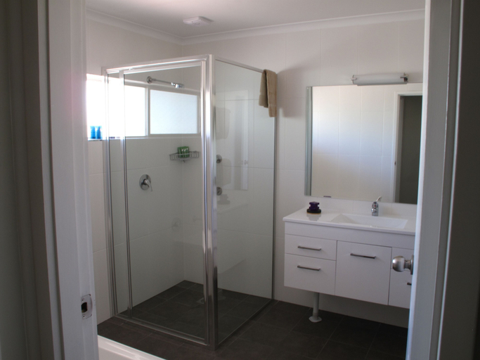 Bathroom 3, Hunter Oasis, Maitland