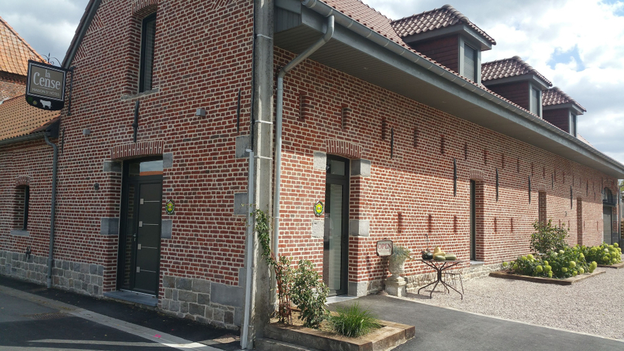 Exterior & Views