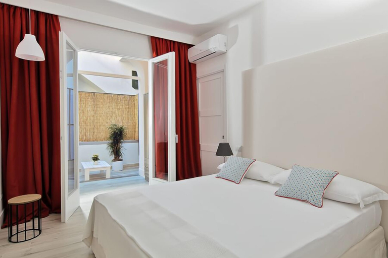 Bedroom 4, Fuorlovado 40, Napoli