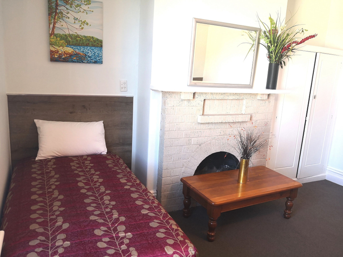 Bedroom 2, Owens Motel, Dunedin