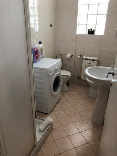 Bathroom 3, Home Sweet Home, Pisa