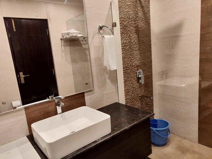 Bathroom 4, Parwati Retreat, Almora