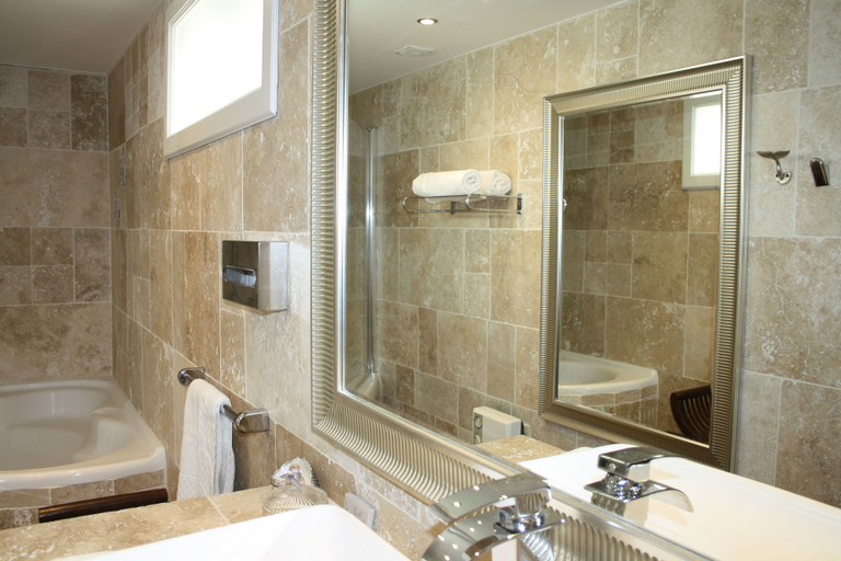 Bathroom 5, Le Clos Du soleil, Bouches-du-Rhône