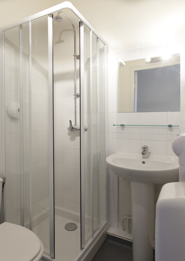 Bathroom 4, Hôtel Chateaubriand, Loire-Atlantique