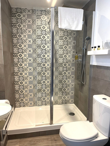 Bathroom 4, The Churchill Hotel, York