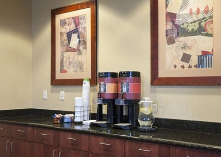 Food & Drinks 5, Hampton Inn & Suites Grand Rapids-Airport 28th St, Kent