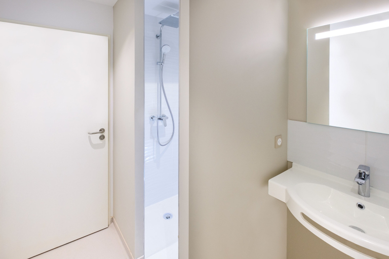 Bathroom 4, The Originals City, Hôtel Acadine, Pont-Audemer, Eure