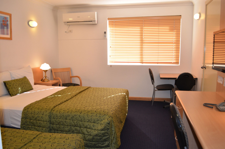 Bedroom 3, Airport Motel, Hamilton