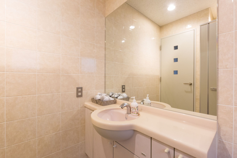 Bathroom 5, 81's Inn Hakata - Hostel, Fukuoka