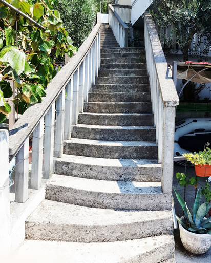 Others 4, Antonia's coast apartment