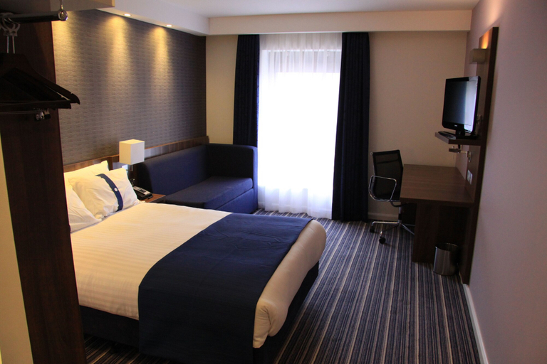 Bedroom 3, Holiday Inn Express Dunstable by IHG, Central Bedfordshire