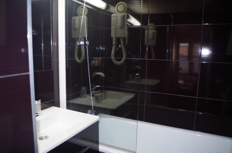 Bathroom 3, Hôtel Léman Opéra, Paris