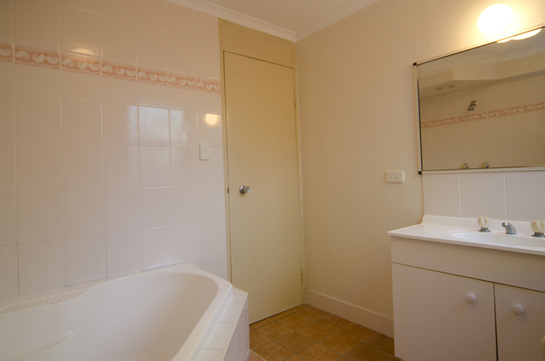 Bathroom 4, Base Airlie Beach Resort - Hostel, Whitsunday