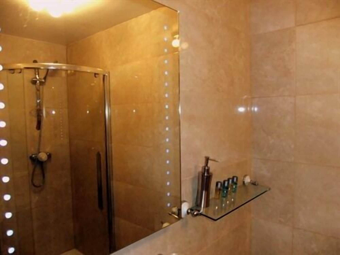 Bathroom 4, College Guest House, Pembrokeshire