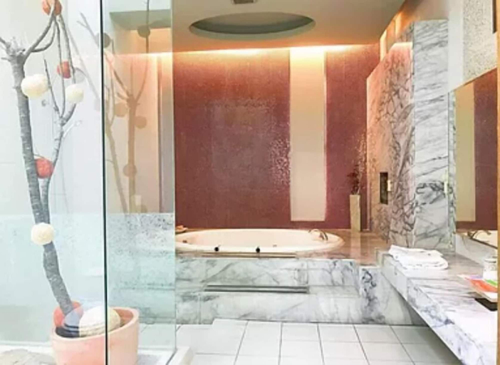 Bathroom 3, Hiye Motel, Yulin