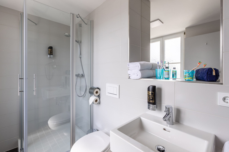 Bathroom 5, Serways Hotel Reinhardshain Nord, Gießen