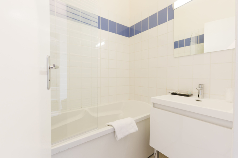 Bathroom 4, Hôtel Le Saint Louis, Somme
