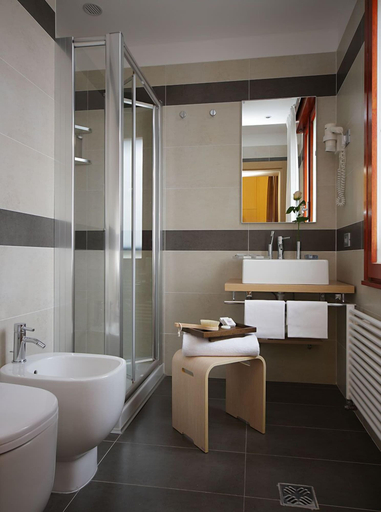 Bathroom 4, Hotel Paris, Venezia