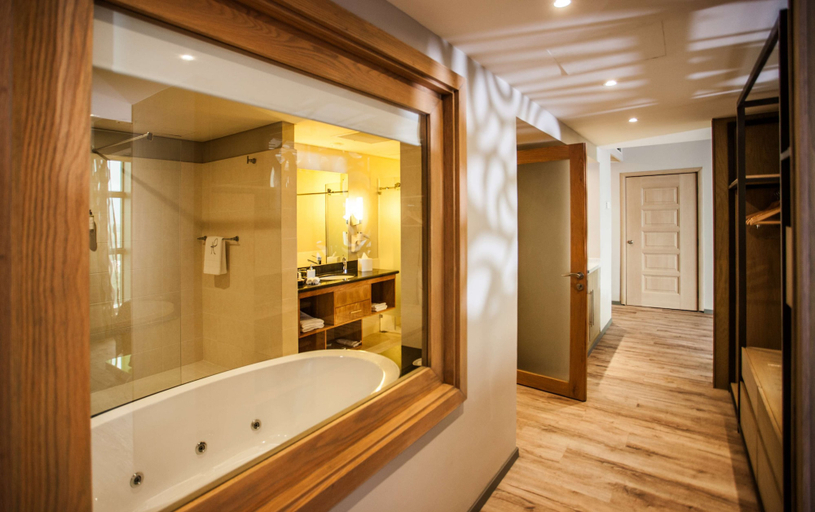 Bathroom 5, Hennessy Park Hotel