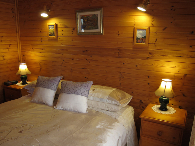Bedroom 2, Edelweiss Cottage B&B, Alpine - East