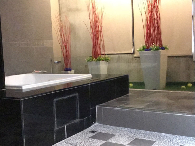 Bathroom 3, Hiye Motel, Yulin