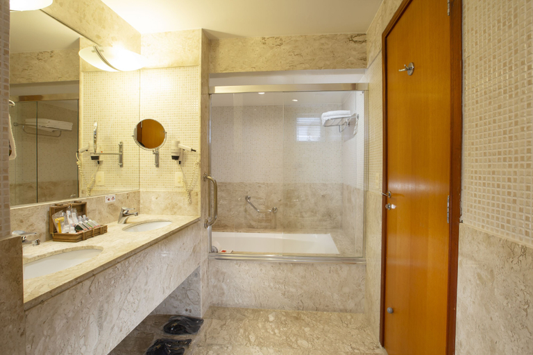 Bathroom 4, Golden Tower Pinheiros by Fênix Hotéis, São Paulo