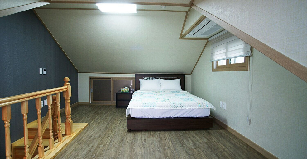 Bedroom 3, Jeju Badagreen Pension, Jeju